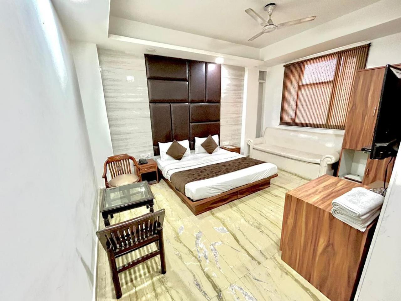 The Tomar Hospitality Hotel New Delhi Exterior photo