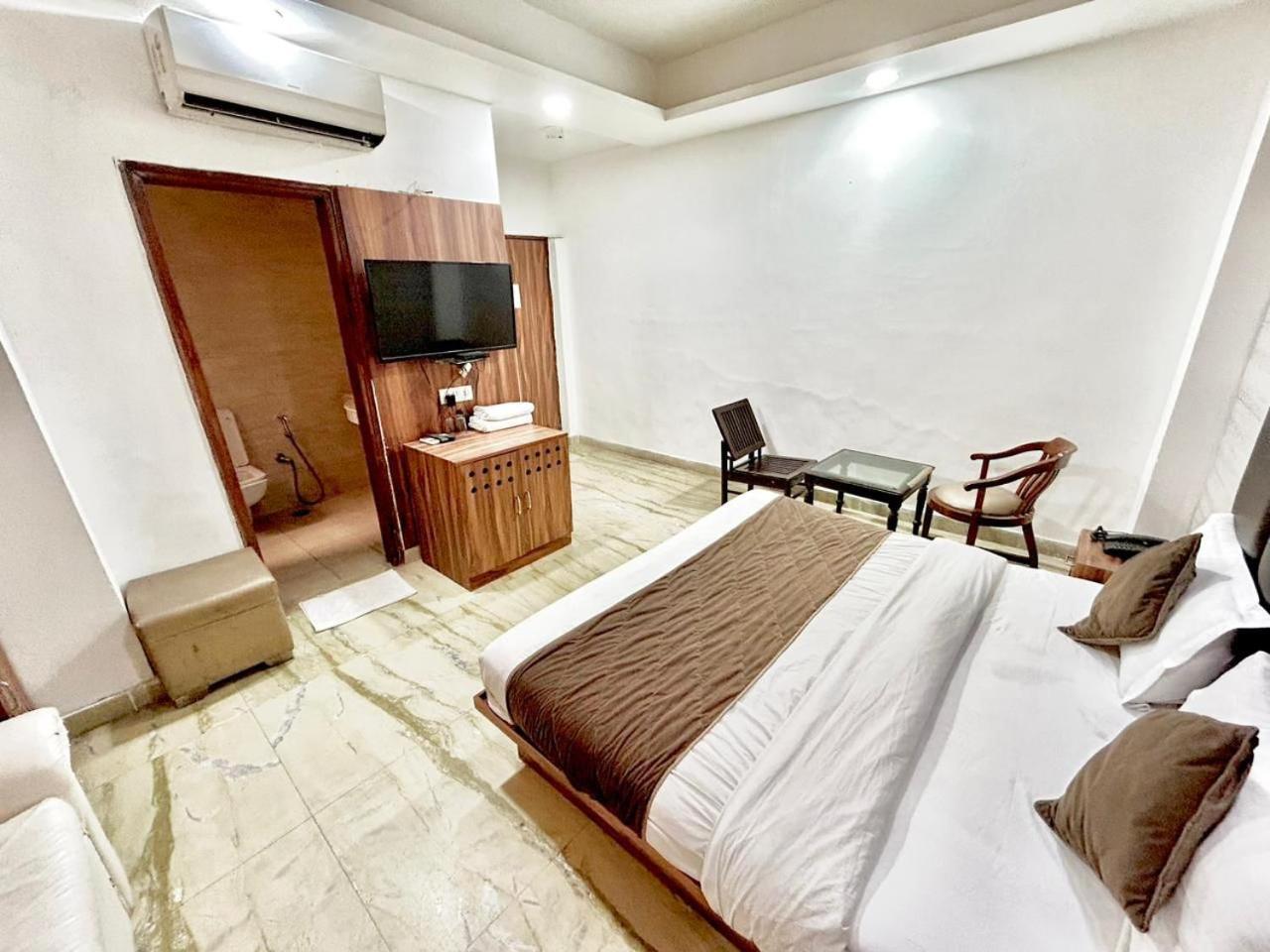 The Tomar Hospitality Hotel New Delhi Exterior photo