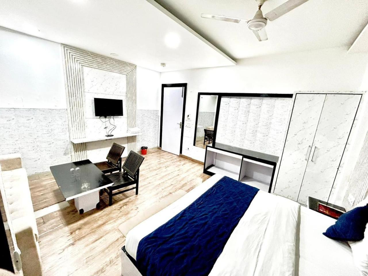 The Tomar Hospitality Hotel New Delhi Exterior photo